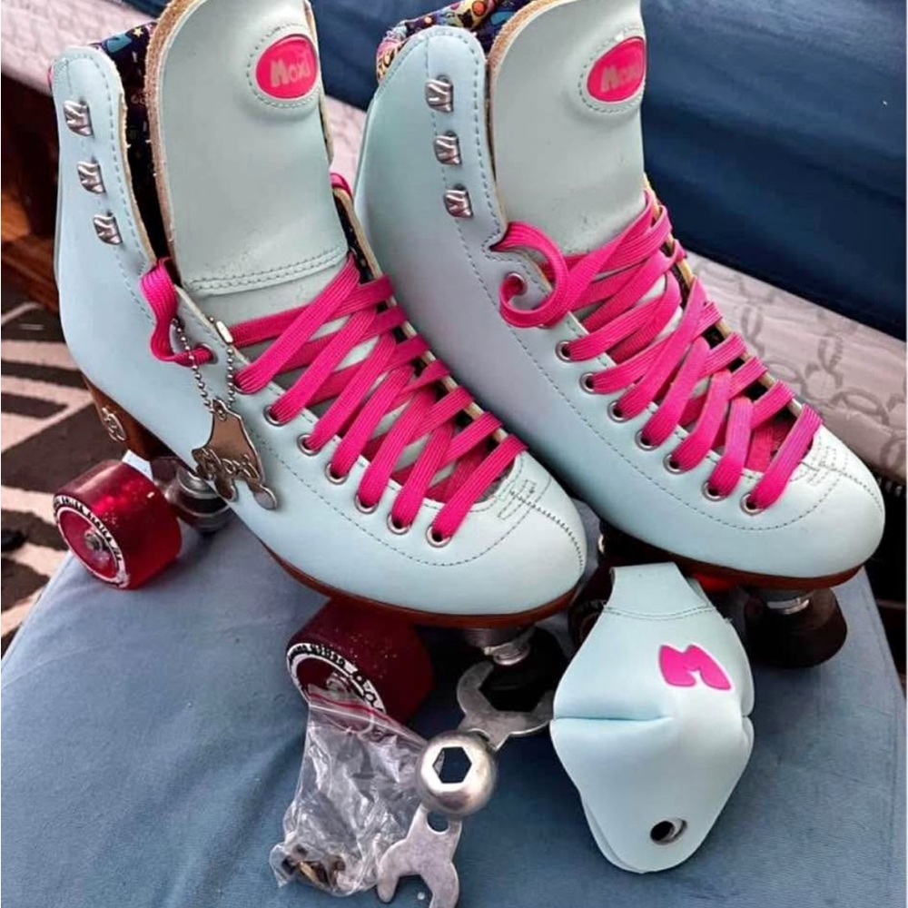 Women's Roller Skates in Light Green and Pink